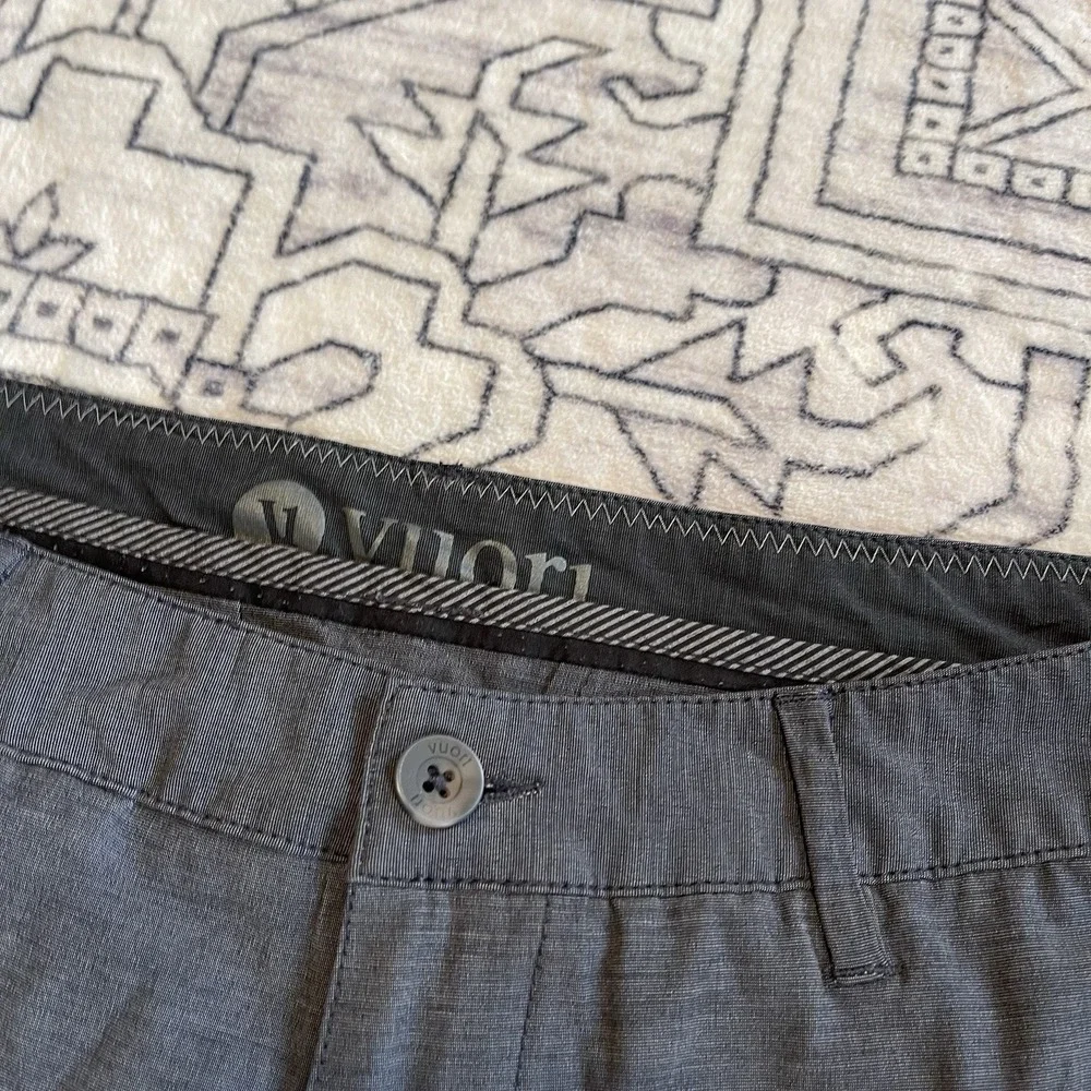 Vuori Aim Shorts Mens Medium Charcoal Grey V386 Performance Golf Travel Shorts